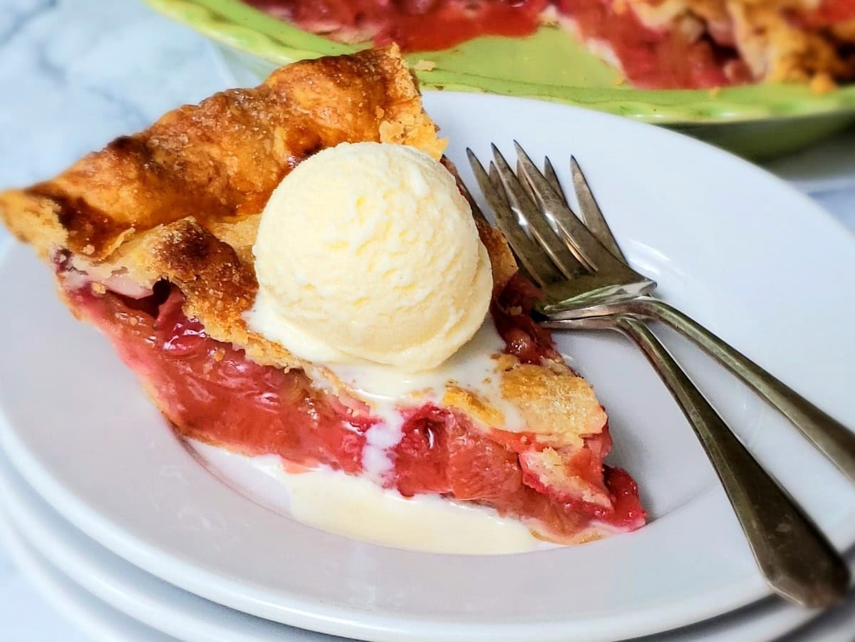 Easy Strawberry Rhubarb Pie - Grits and Gouda