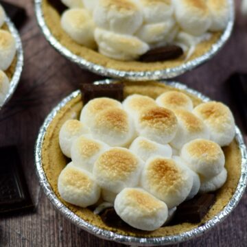 Close up of a smores mini pies in graham cracker crusts.