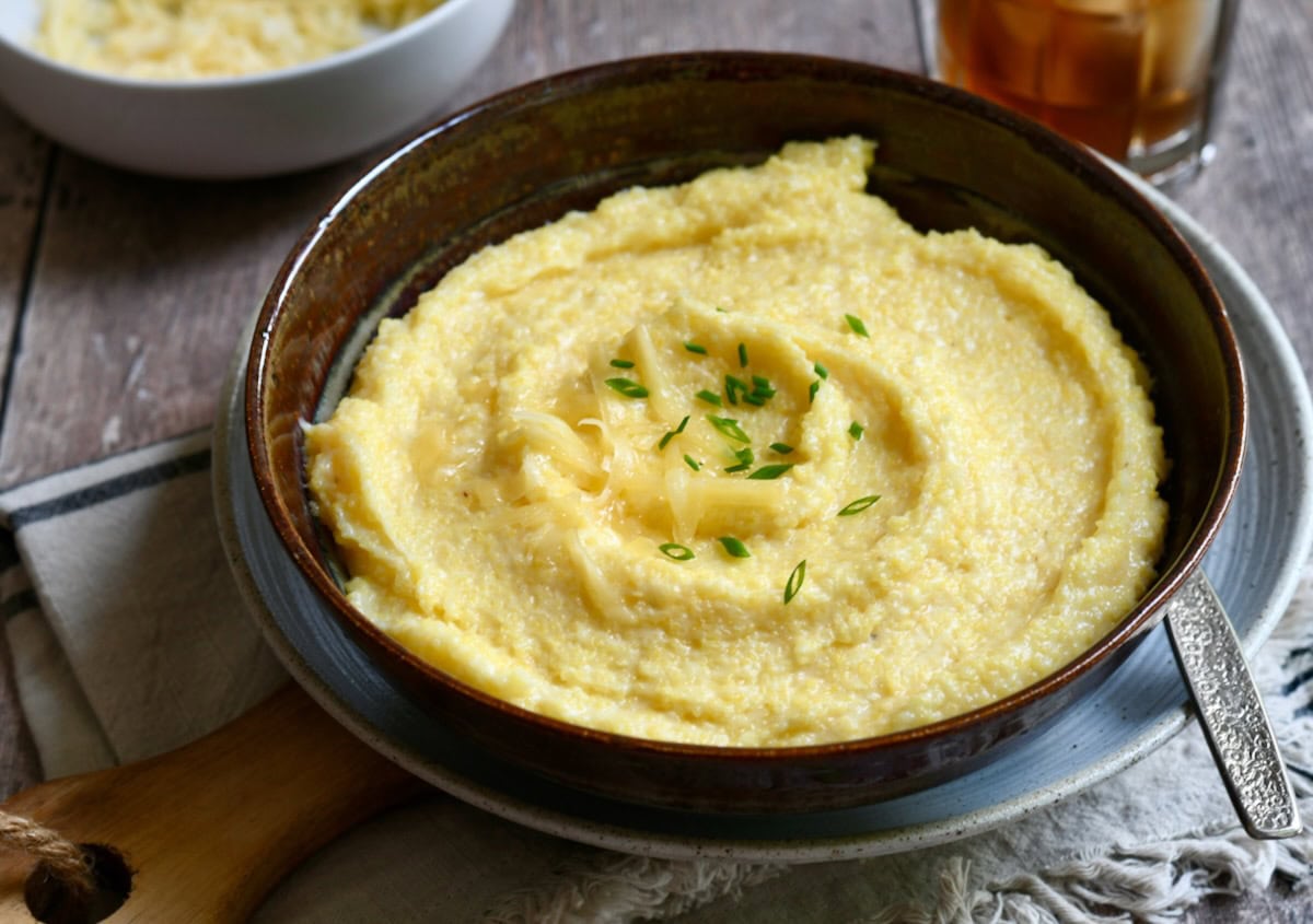 Bowl served with gouda grits, topped with chives.
